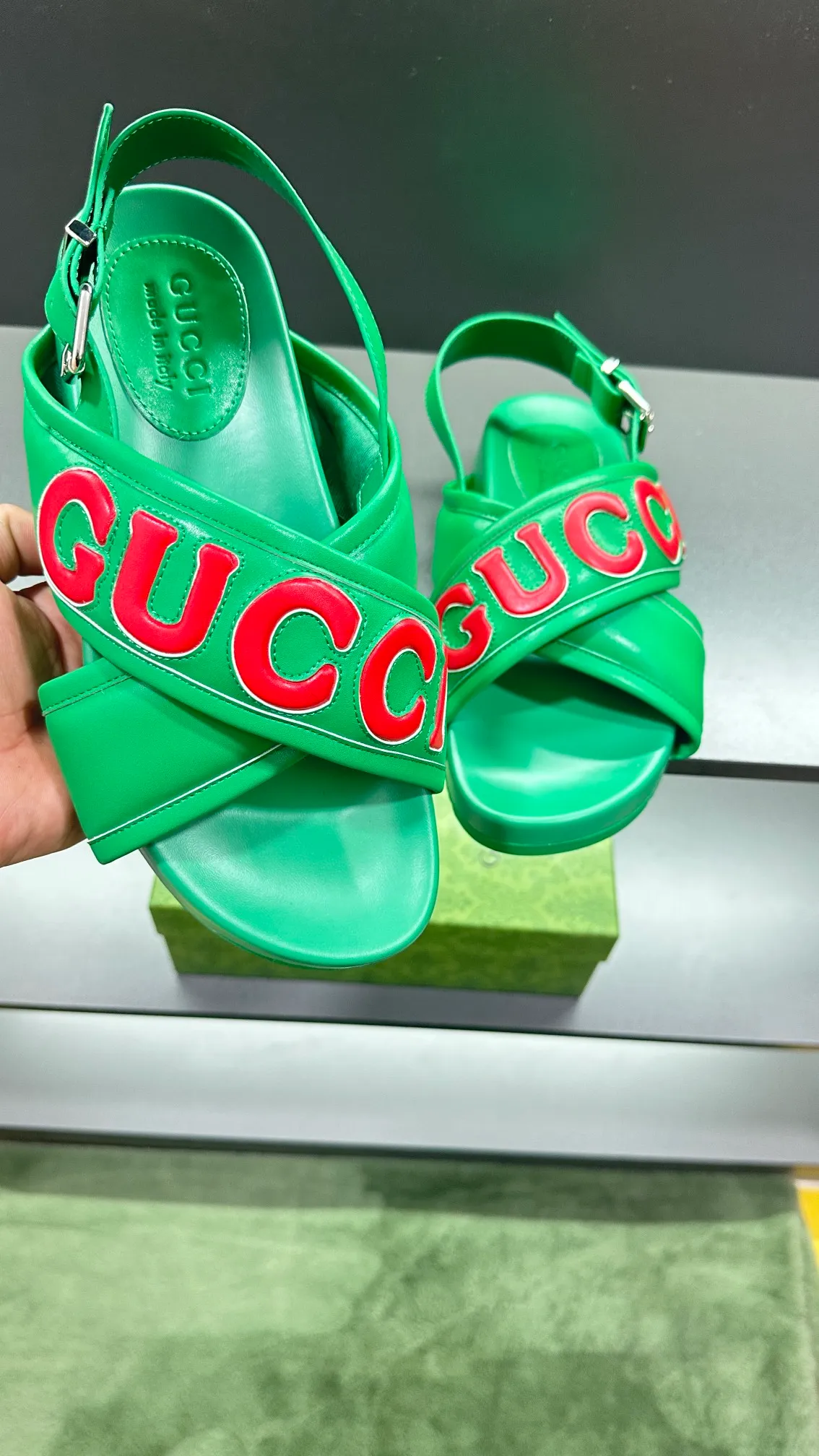 [G Family Couple Style] P: 320💰Female size 36~40 Men's size 39~45, (46. Custom-made GG slippers for men and women. This slipper is made of GG polyester fiber and is decorated with a Gucci label on the front, which adds a striking logo feel to the style. Beige GG recycled polyester fiber, same size for men and women, leather trim